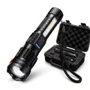 Linterna Titanium Laser Pro, cable y estuche abierto sobre un fondo blanco.