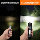 Comparación de una linterna normal y haces Titanium Laser Pro por la noche