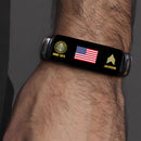 Hombre que llevaba una pulsera de veterano negra personalizada en la muñeca
