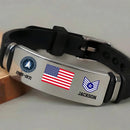 Brazalete de plata con placa de veterano con emblema de la Fuerza Aérea, bandera y detalles personalizados.