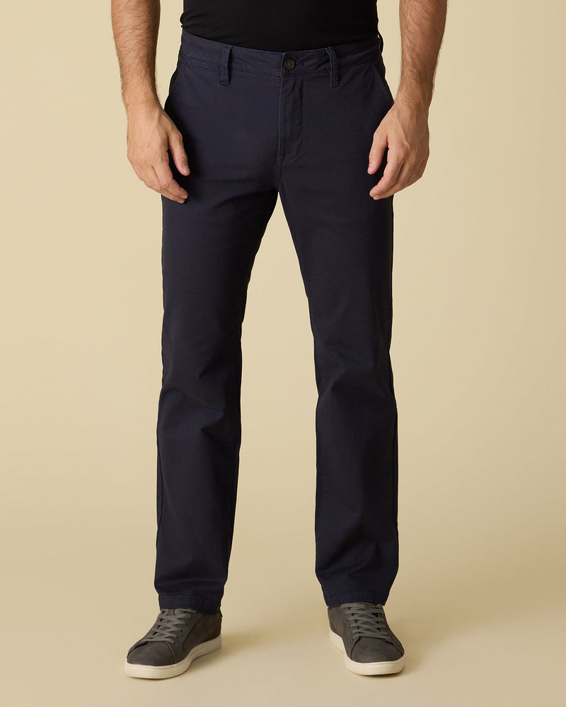 Hombre vestido con chinos elásticos de pernera recta Castleton oscuros, vista frontal