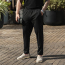 Vista frontal de Casual Chinos V2 negros usados al aire libre