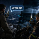 Dos personas usando radios portátiles durante una tormenta en el mar
