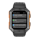 Reloj inteligente robusto negro mostrando notificaciones del teléfono