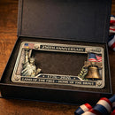 Marco para matrícula del 250 aniversario de Estados Unidos presentado en una caja de regalo negra