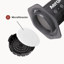 Vista desglosada de la cámara AeroPress, el microfiltro de papel y la tapa perforada, con el rótulo «Microfiltración».