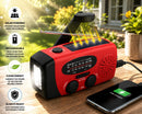 Radio de emergencia solar roja cargando un teléfono en una mesa al aire libre