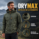 Persona con chaqueta verde DryMax, con rótulos en español sobre la capucha, el cierre y los bolsillos.