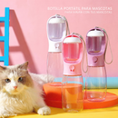 Tres botellas para mascotas en blanco, rosa y morado junto a un gato, con dos leyendas en español y la marca original conservada.