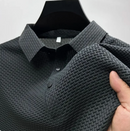 Detalle de la tela texturizada y el cuello de la camisa polo