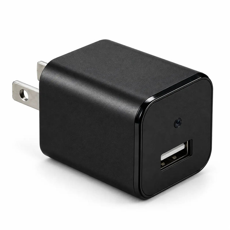 Cámara cargadora USB negra con lente oculta y puerto USB sobre fondo blanco