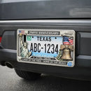 Marco de matrícula de aniversario instalado alrededor de una placa de Texas en un vehículo