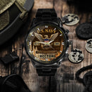 Reloj personalizado para veteranos de U.S. Navy sobre una superficie de madera