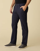 Hombre vestido con pantalones chinos de pernera recta Castleton con una mano en un bolsillo