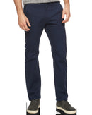 Chinos Castleton combinados con una camisa ligera y zapatillas negras.