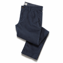 Pantalón chino elástico oscuro doblado Castleton sobre fondo blanco