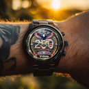 Reloj de aniversario Constitution & Liberty usado a la luz del atardecer