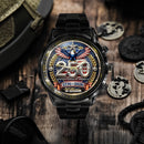 Reloj de aniversario exhibido junto a accesorios de estilo militar