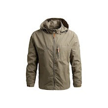 Chaqueta verde oliva para exteriores DryMax con capucha sobre fondo blanco