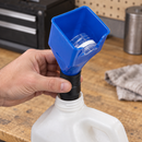 Mano sosteniendo el embudo flexible azul sobre una botella