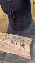 Persona usando la herramienta IronTork sobre una pieza de madera