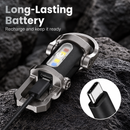 Linterna de llavero sobre rocas con detalle de su puerto de carga USB-C