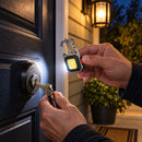 Persona que utiliza la luz NightClip junto a una puerta por la noche