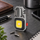 Luz NightClip en un banco de trabajo junto a dos puntas de destornillador