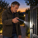 Hombre usando TrailCore para iluminar una puerta exterior