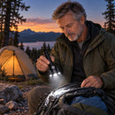 Hombre usando la linterna Titanium TriFocus en un campamento al aire libre