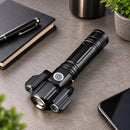 Linterna Titanium TriFocus apoyada sobre un escritorio