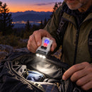 Hombre usando GlowCore V15 para iluminar elementos al aire libre