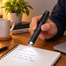 Mano usando la luz PrismPen sobre una libreta