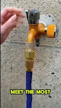 Detalle de la conexión de una manguera de jardín a la llave de agua