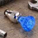 Luz LED azul para válvula de neumático sobre un banco de trabajo junto a una llave