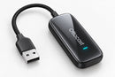 Adaptador inalámbrico Ottocast y conector USB sobre una superficie blanca