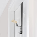 Soporte para casco montado sobre una puerta blanca