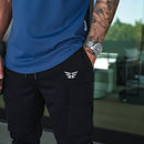 Primer plano de los joggers Performance Tech negros en la cintura y la cadera