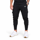 Vista frontal de los joggers Performance Tech negros con puños en los tobillos y bolsillos laterales