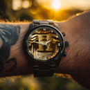 Reloj personalizado de esfera dorada usado al aire libre al atardecer