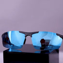Lentes de sol rectangulares de espejo azul sobre un soporte de exhibición