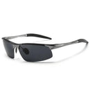 Lentes de sol rectangulares negros con patillas metálicas sobre fondo blanco