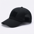 Ridgeline Gorra negra sobre fondo claro con paneles de velcro y ventilaciones cortadas con láser
