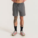 Hombre usando shorts Serrano gris carbón, vista frontal