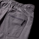Detalle del bolsillo trasero y de la cintura elástica de los shorts Serrano gris carbón