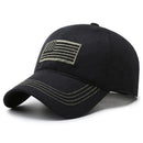 Gorra negra con parche de bandera y costuras en el ala en contraste sobre fondo blanco