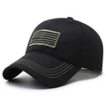 Gorra negra con parche de bandera y costuras en el ala en contraste sobre fondo blanco