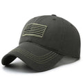 Gorra gris con parche de bandera sobre fondo blanco
