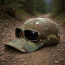 Gorra de camuflaje Ridgeline con gafas de sol sujetas por la correa lateral (gafas no incluidas)
