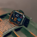 Reloj inteligente robusto en una muñeca con la pantalla a color activa